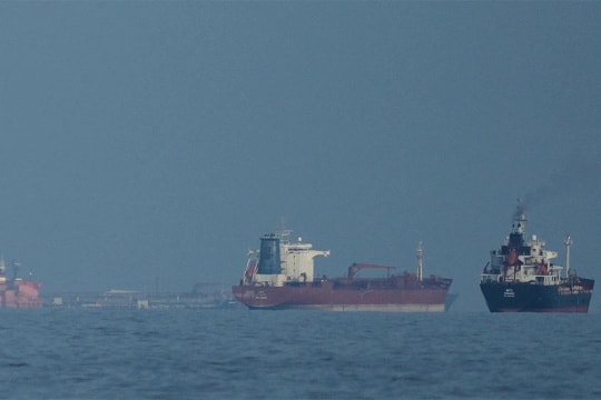 Mỹ nói 6 tàu quay đầu về cảng Iran vì lệnh phong tỏa Hormuz