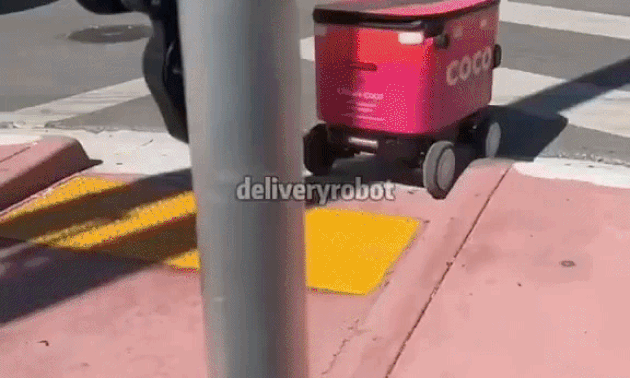 Xe giao hàng tự động và những tai nạn 'dở khóc dở cười'