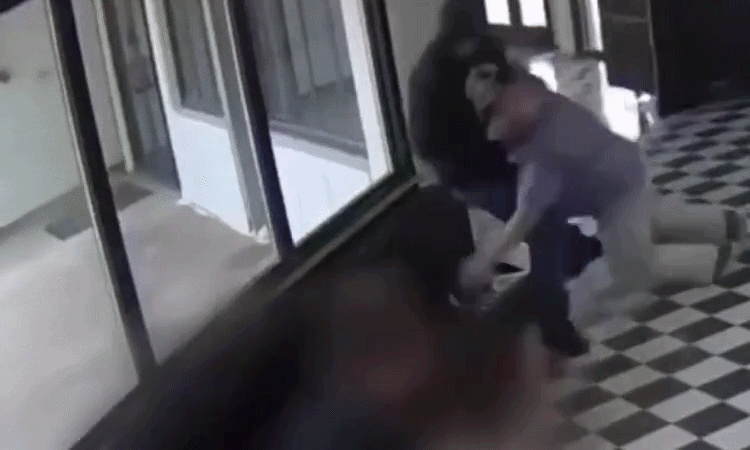 Khoảnh khắc 'hiệu trưởng anh hùng' tước vũ khí nghi phạm xả súng trường học