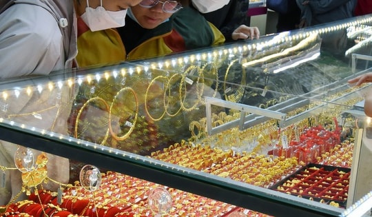 Giá vàng hôm nay, 15-4: Tiếp tục tăng mạnh
