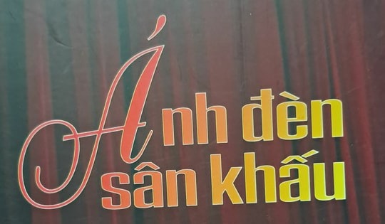 'Ánh đèn và sân khấu'