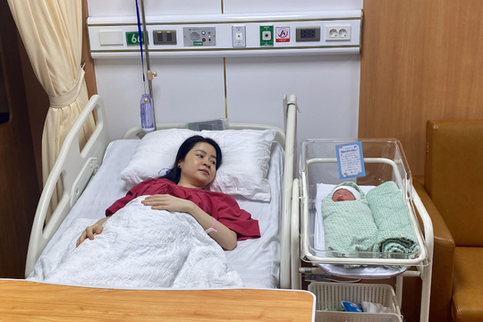 Ca sinh đôi cực kỳ hiếm: Hai em bé song sinh chào đời cách nhau 13 tuần