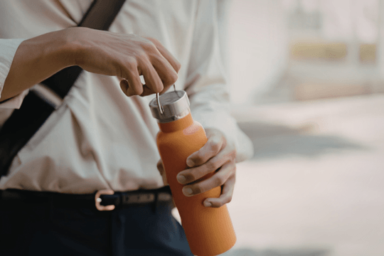 Bình nước cá nhân có thể trở thành ổ vi khuẩn nếu bạn chỉ rửa bằng nước máy