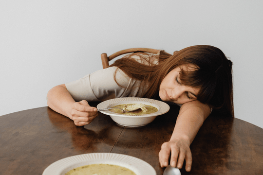 Giải mã cảm giác buồn ngủ sau khi ăn no từ góc nhìn khoa học