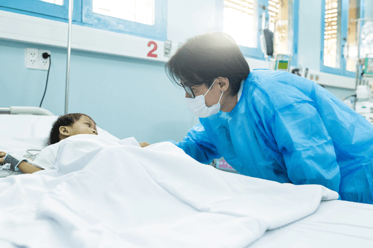 Câu chuyện 'gan lì' của bé gái 2 tuổi sau ca ghép gan 10 tiếng