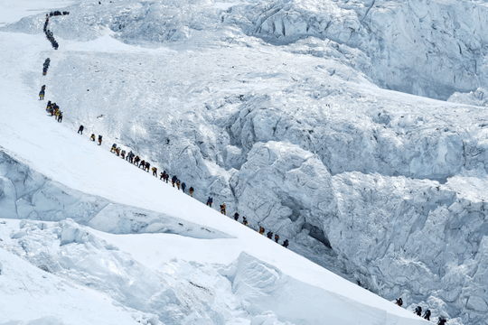 Đỉnh Everest lập kỷ lục mới, đón 274 nhà leo núi chỉ trong một ngày
