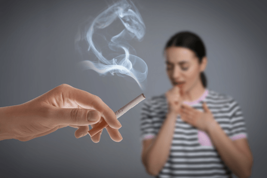 Hút thuốc lá thụ động: Làn khói nhỏ, khoảng cách lớn trong tổ ấm