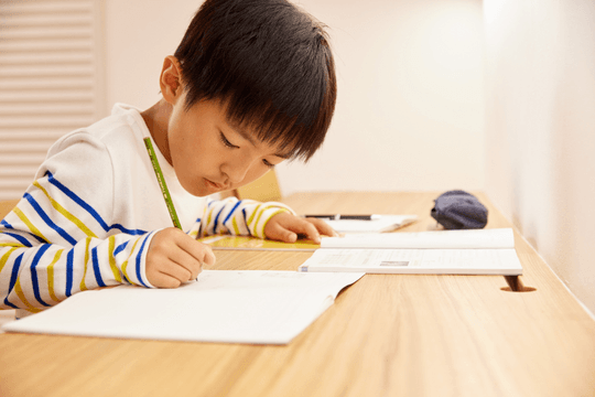 Bác sĩ chỉ ra 2 thói quen làm tăng nguy cơ cận thị ở trẻ