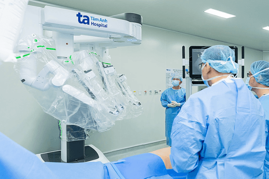Phẫu thuật robot giúp nạo vét 50 hạch cho bệnh nhân ung thư dạ dày 33 tuổi