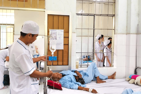 Thiết bị 2 triệu đồng giúp điều dưỡng giảm áp lực đếm giọt dịch truyền thủ công