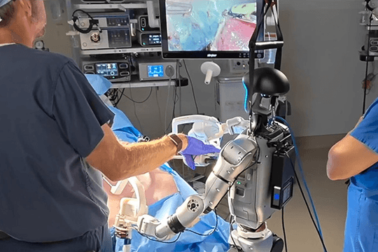 Robot hình người lần đầu tham gia phẫu thuật trên cơ thể sống
