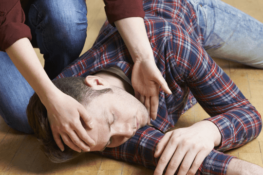 7 bước sơ cứu an toàn cho người bị co giật
