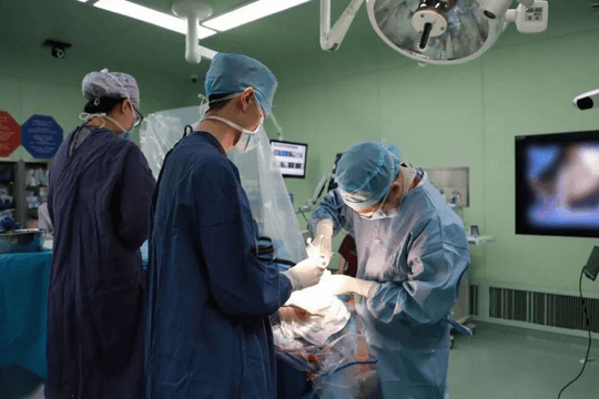 Bệnh viện Thượng Hải cấy ghép thành công chip não - máy tính thương mại, đi trước một bước Neuralink của Elon Musk