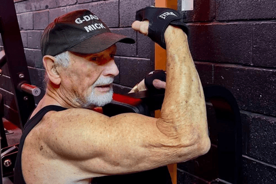 Cụ ông 88 tuổi nâng tạ 100 kg khiến cộng đồng TikTok trầm trồ
