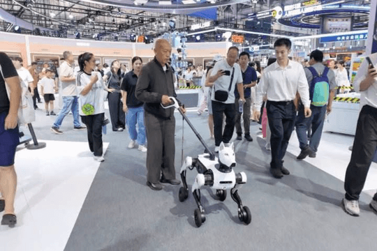 Trung Quốc ra mắt robot chó dẫn đường có thể leo cầu thang