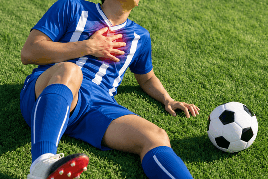 Tức ngực khi đá bóng: Khi nào cần nghĩ đến nhồi máu cơ tim?
