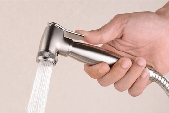 Vì sao vòi xịt vệ sinh lại xa lạ với nhiều người phương Tây?
