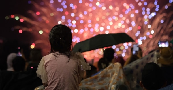 Đội mưa xem Hàn Quốc và Ý tranh tài pháo hoa trên sông Hàn