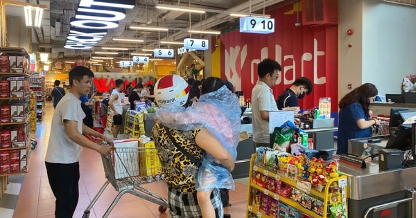 Bão Wipha: Người dân "đội mưa" đi mua thực phẩm, sức mua có siêu thị tăng tới 200%