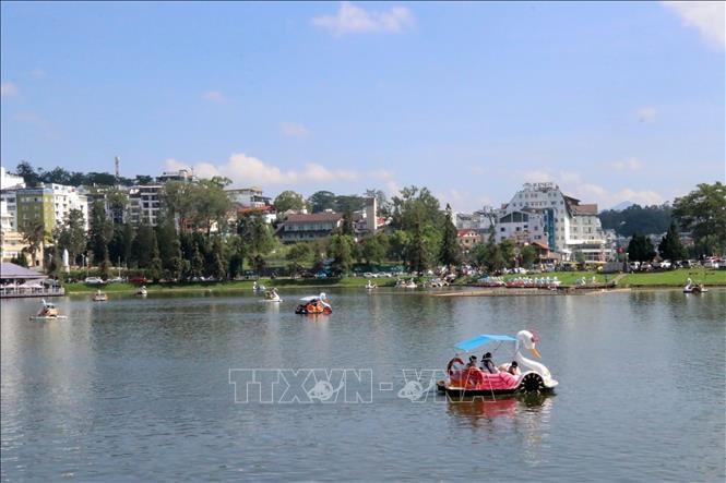 Cho phép xe đạp nước trên hồ Xuân Hương - Đà Lạt hoạt động trở lại