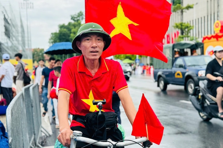 Mang kỷ vật của cha đã khuất đi xem diễu binh 2/9