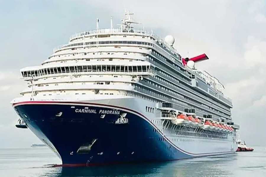 Du thuyền sức chứa 4.000 khách bị ngập nước, nghiêng sang một bên vì mưa