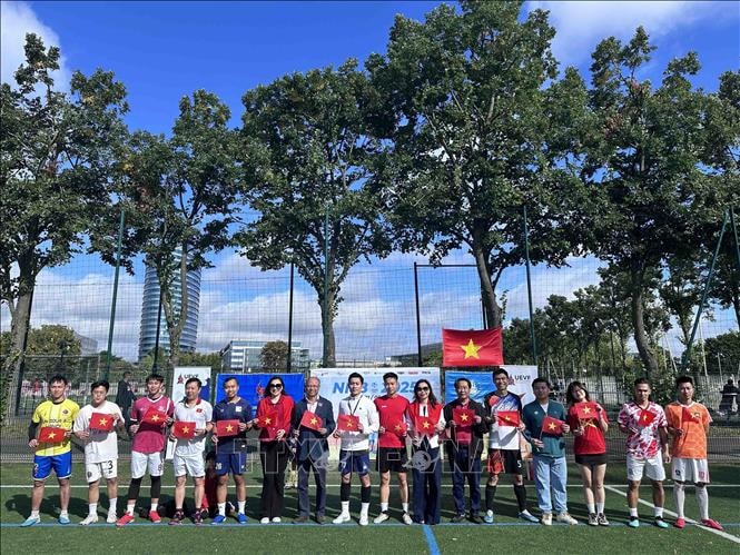 Sôi động giải bóng đá của thanh niên sinh viên Việt Nam tại Pháp