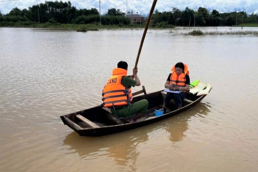 Cán bộ vượt lũ mang quà Tết Độc lập 100.000 đồng tới vùng bị cô lập