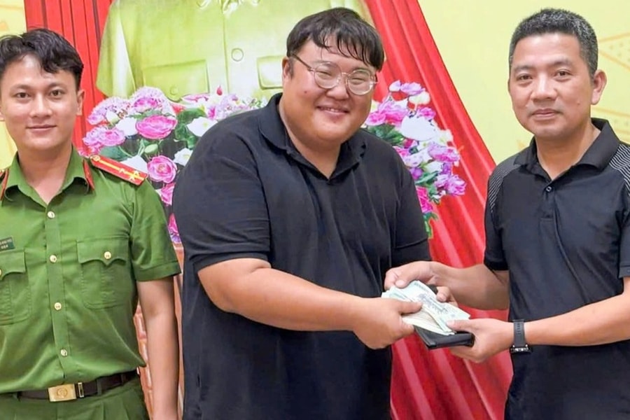 Du khách Hàn Quốc cảm kích nhận lại chiếc túi có hơn 33 triệu đồng đánh rơi