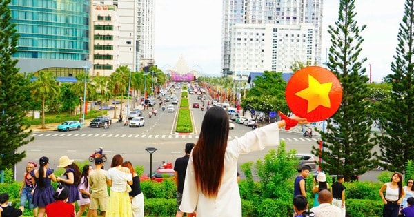 Du khách nô nức check-in Quảng trường Tam Thắng, phường Vũng Tàu