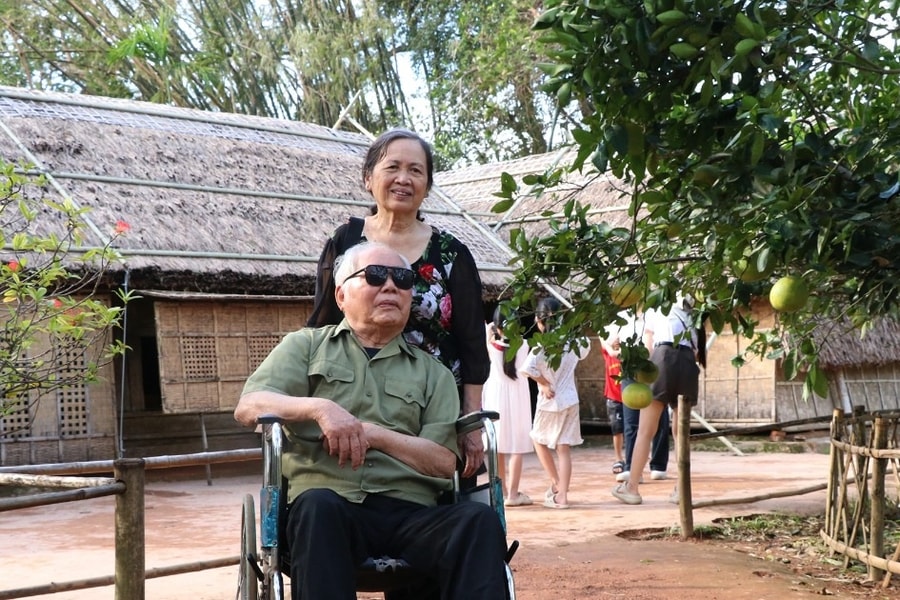 Người lính Thành cổ Quảng Trị ngồi xe lăn thăm quê Bác ngày Quốc khánh