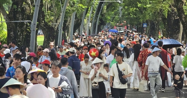 Du khách nườm nượp tham quan Đại nội Huế trong ngày được miễn vé