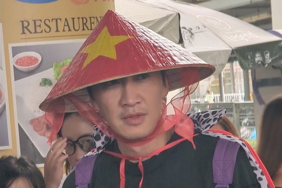 Lee Kwang Soo đội nón lá ở sân bay Tân Sơn Nhất