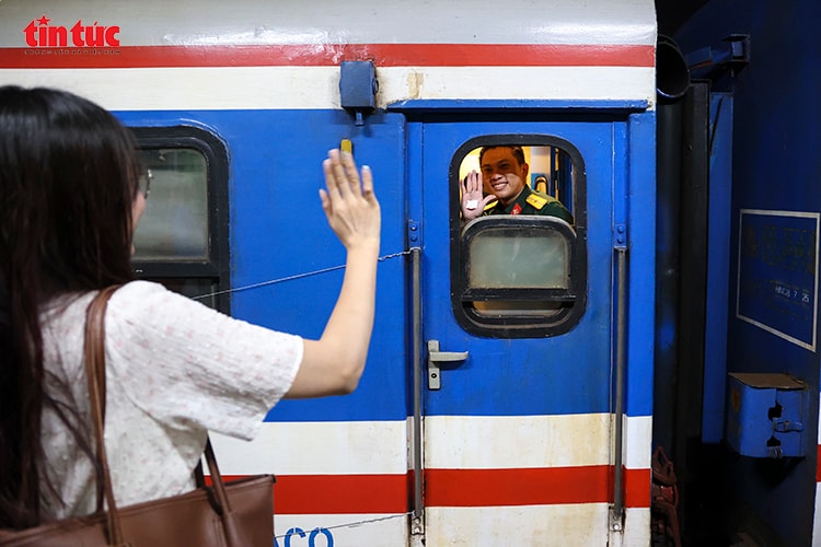 Bịn rịn giờ chia tay, người dân Thủ đô tiễn chân các chiến sĩ A80 rời Hà Nội