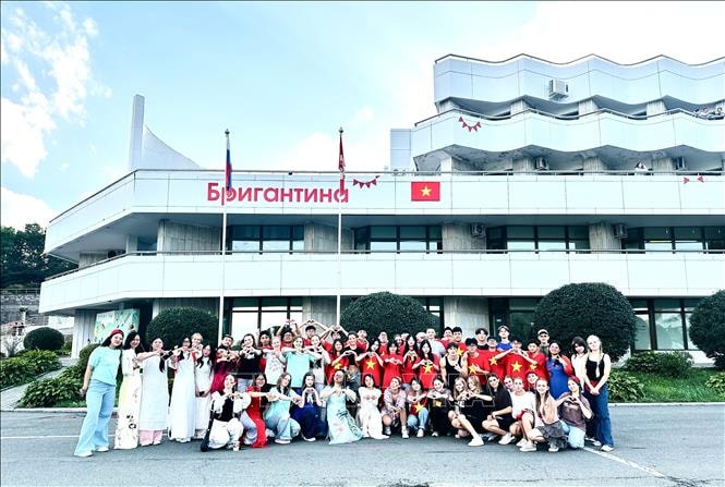 Niềm tự hào trong ngày Quốc khánh 'đặc biệt' tại Trại hè nước Nga