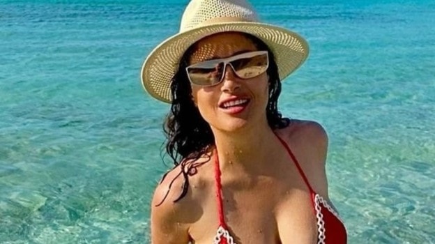 'Vợ tỷ phú' Salma Hayek khoe dáng khó tin ở tuổi 59