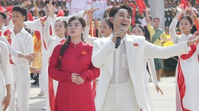 Ảnh Trúc Nhân hát ở Quảng trường Ba Đình được chú ý