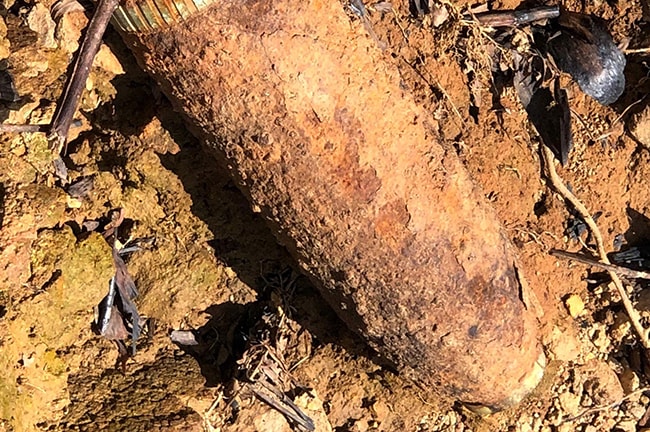 Đi làm rẫy, phát hiện 2 quả đạn cối còn sót lại sau chiến tranh