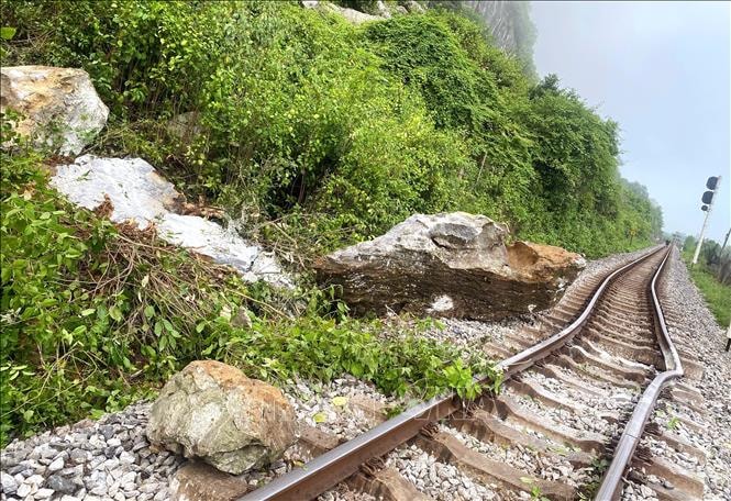 Đá lăn gây ách tắc đường sắt Bắc - Nam qua Quảng Trị