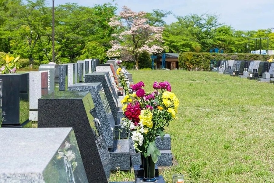 Khách vô tư uống đồ cúng đặt trên ngôi mộ lạ, người dân kêu gọi trục xuất