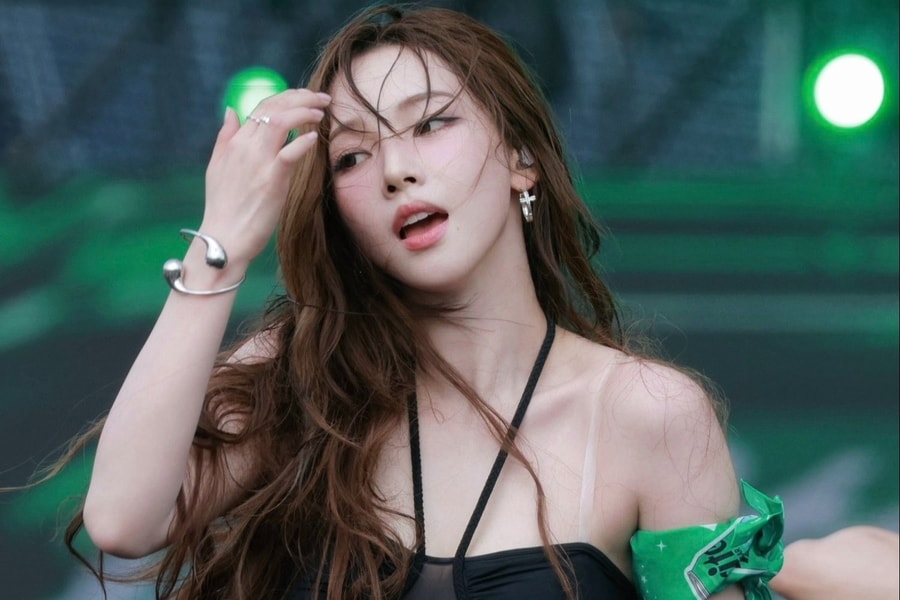 Nhóm nhạc nữ vướng tranh cãi vì mặc gợi dục