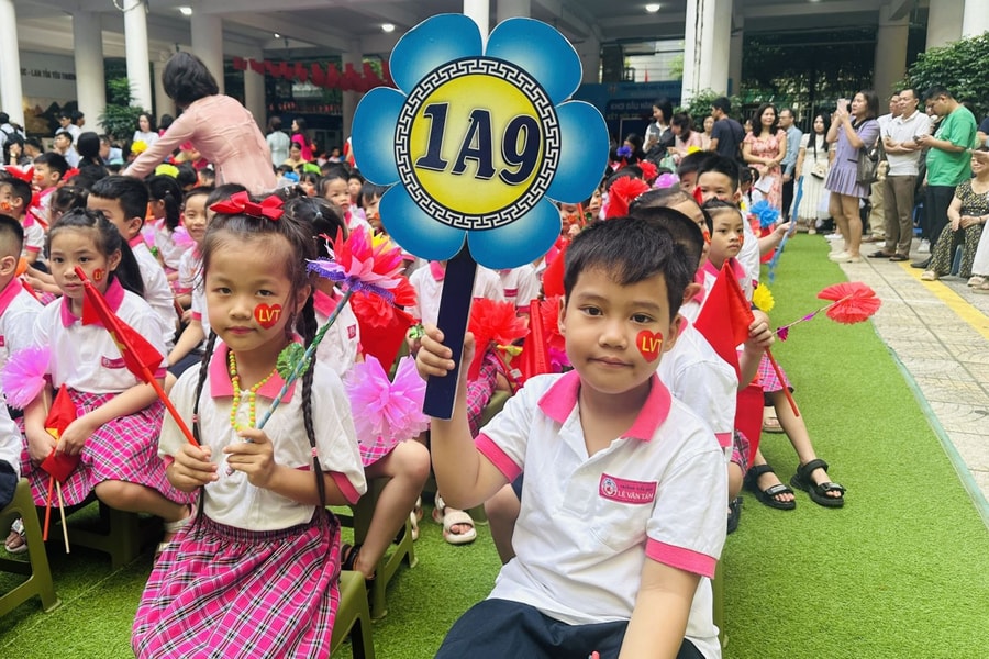 Lễ khai giảng đặc biệt khi các trường chào cờ, hát quốc ca cùng thời điểm