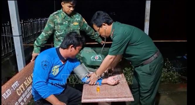 Đưa 4 thuyền viên gặp nạn trên biển vào đất liền an toàn