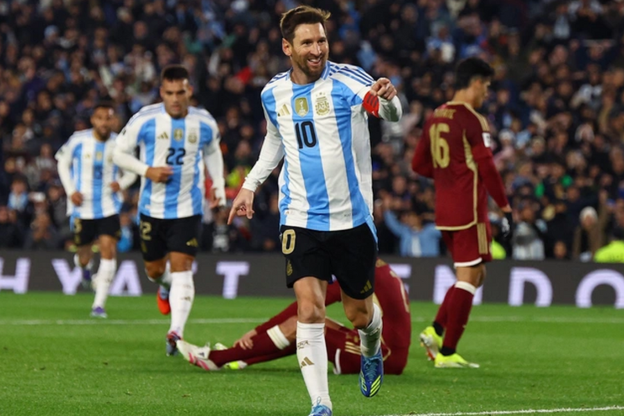 Messi lập cú đúp ở trận đấu cuối trên sân nhà, giúp Argentina đại thắng