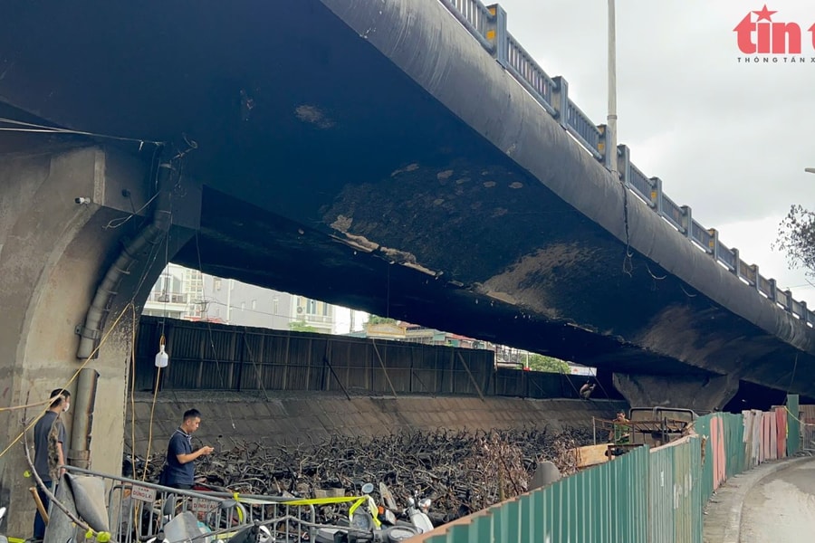 Thủ tướng Chính phủ yêu cầu làm rõ nguyên nhân, trách nhiệm vụ cháy bãi trông giữ xe gầm cầu Vĩnh Tuy