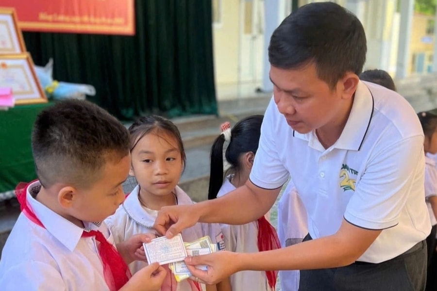 Báo Dân trí trao gần 900 thẻ BHYT đến học sinh tại miền Trung - Tây Nguyên