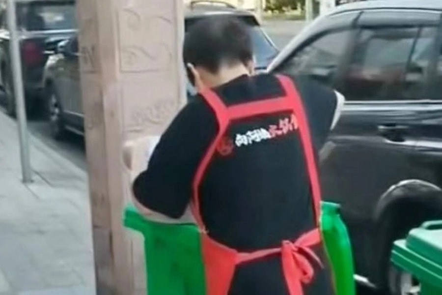 Nhân viên quán lẩu bị ghi cảnh lấy dầu thải ở thùng rác, chủ quán lên tiếng