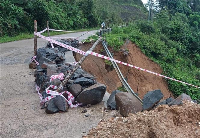 Quảng Ngãi: Sạt lở nghiêm trọng trên Tỉnh lộ 673