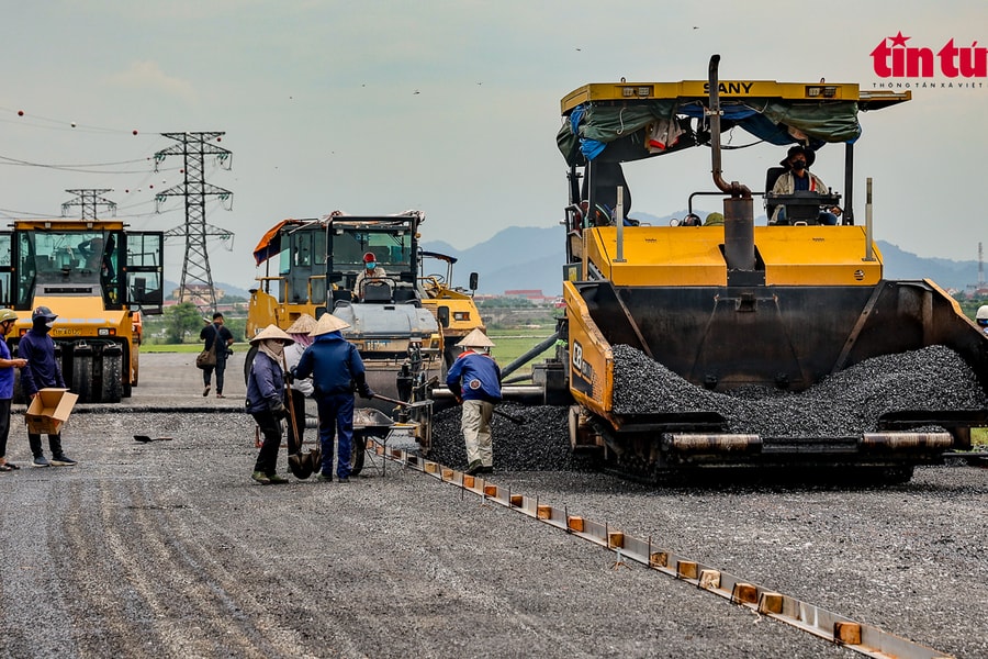 Xuất nhập khẩu, đầu tư công bứt tốc; lạm phát vẫn trong tầm kiểm soát