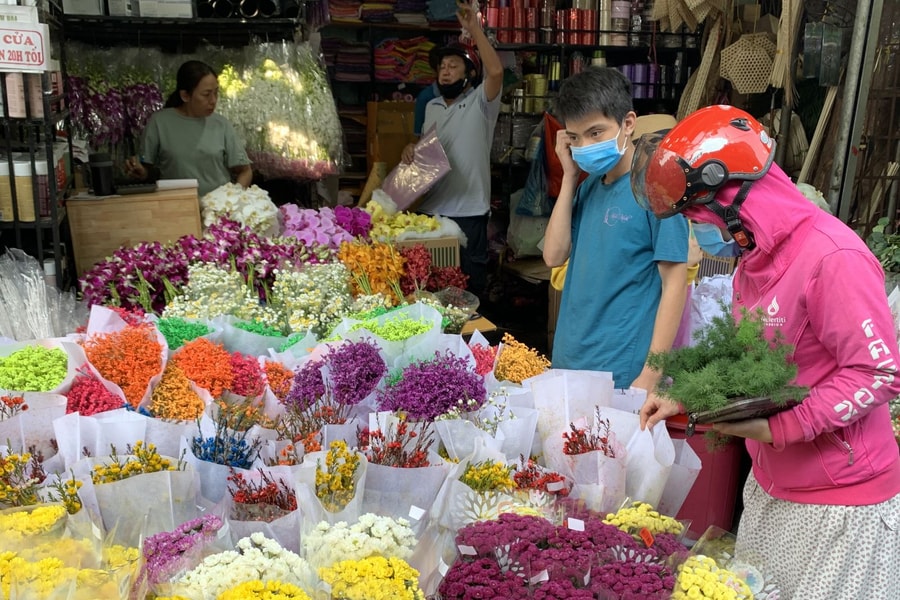 TP Hồ Chí Minh: Giá cả hàng hoá tăng cao trong ngày Rằm tháng 7